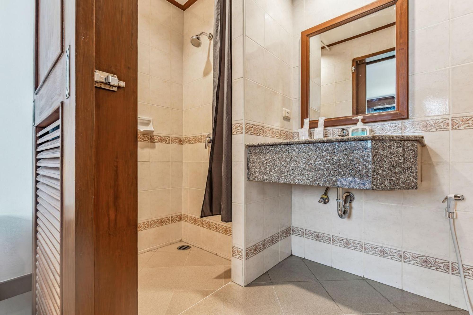 Rattana Beach Hotel Karon الغرفة الصورة