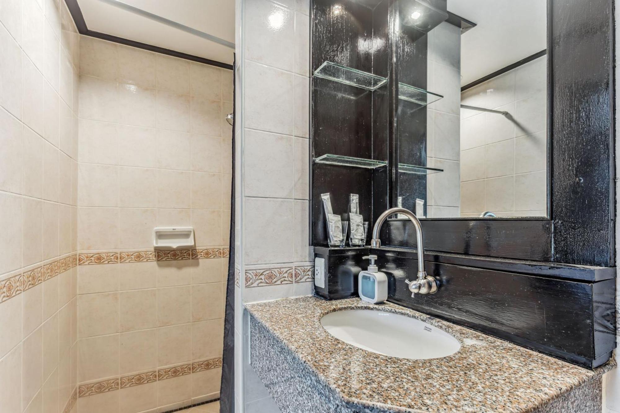 Rattana Beach Hotel Karon الغرفة الصورة